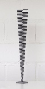 Martin Willing: Studie zu Pyramide, biaxial geschnitten, 1996, Duraluminium, aus Block geschnitten, gestrahlt, H 48 cm, Grundfl&auml;che 5x5 cm